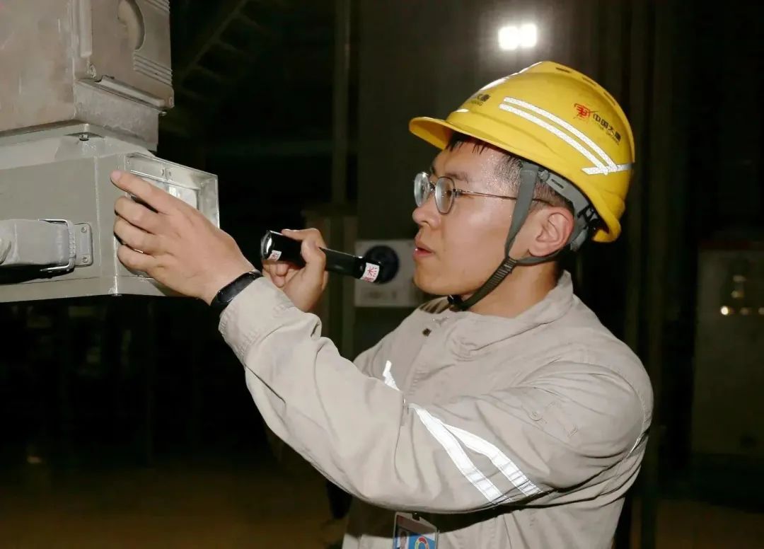 大唐王灘發(fā)電公司嚴格執行巡檢、定期工作計劃安排，每日按照巡檢路線(xiàn)對各類(lèi)設備進(jìn)行全面巡查，出現異常及時(shí)處理，確保實(shí)現夏季大負荷期間各類(lèi)問(wèn)題動(dòng)態(tài)清零。.jpg
